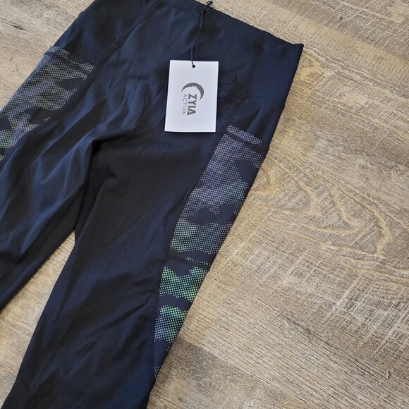 ZYIA | Black Camo Reflective Pocket Brilliant Hi-Rise Capri Legging | Sz. 2 - Picture 5 of 8